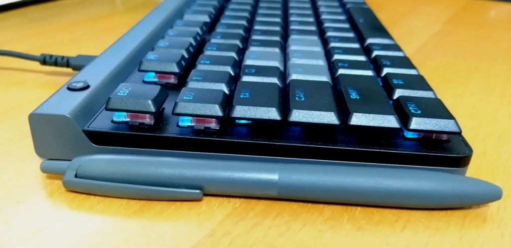 G515 RAPID TKLの薄さを視覚的に表す画像